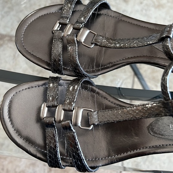 ENZO ANGIOLINI Women’s Metallic gray Snakeskin Sandals size 5.5 - Picture 5 of 17